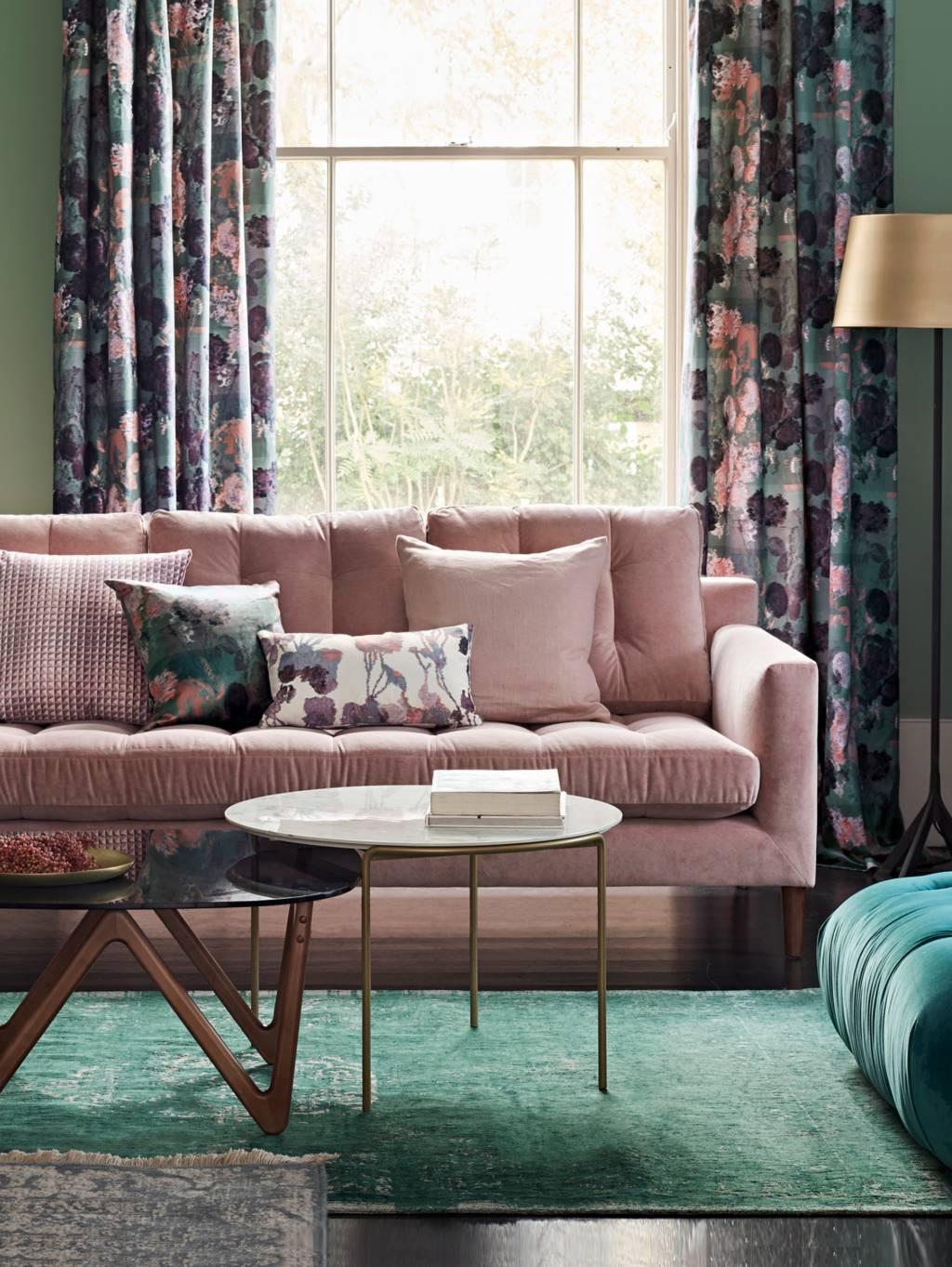 Green living room with pink sofa | Green living room ideas | www.kittyandb.com