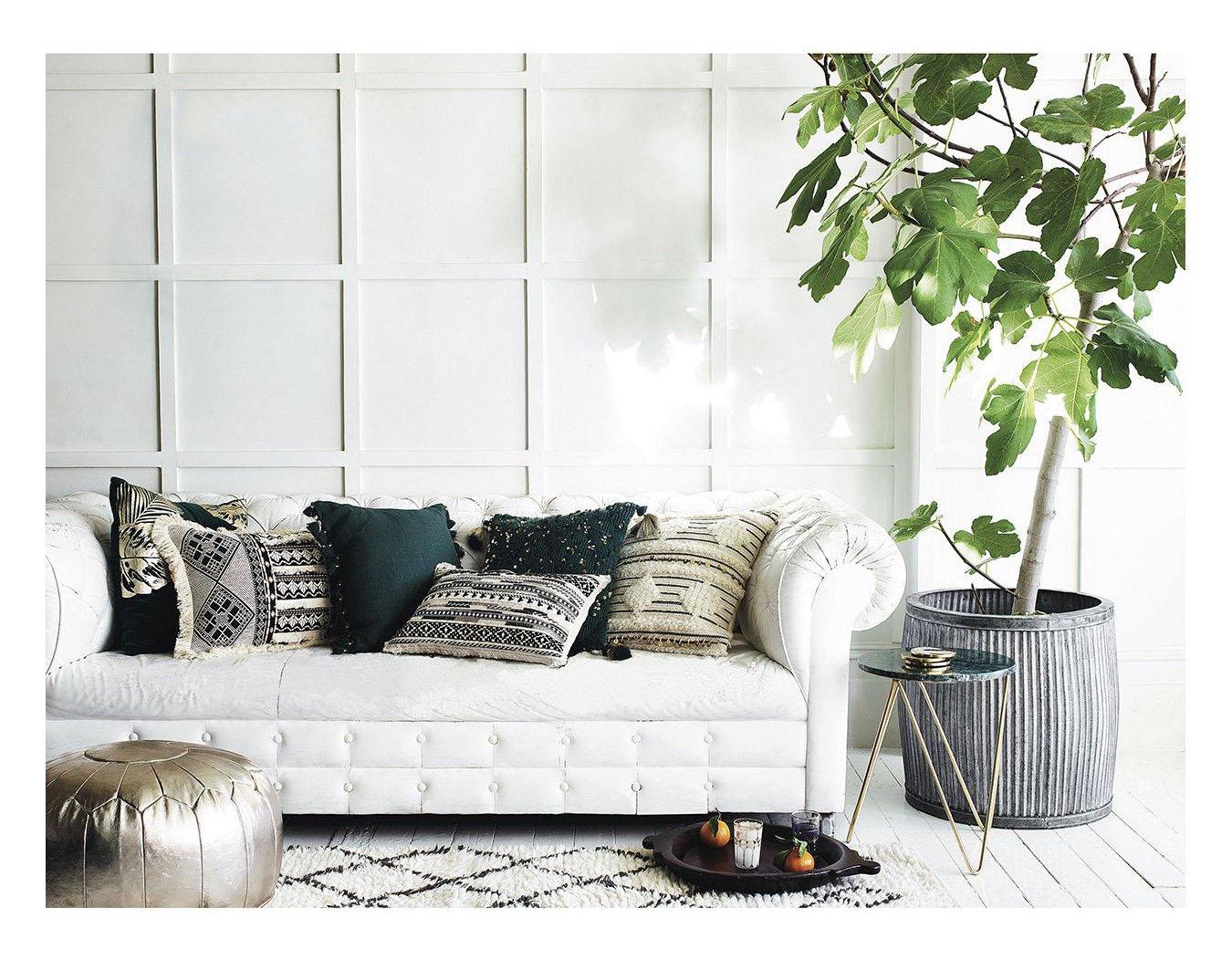 White, grey and green living room inspiration| Today we're talking inspiration for adding green to your living room. Green is a really versatile colour to decorate your home with. But, which colours and tones work well? What kind of accessories work with green? This post gives you ideas for pulling together an elegant green colour palette and pieces for your home. Read more: kittyandb.com #greenlivingroom #interiordecoratinginspiration #naturalaesthetic #whitesofa
