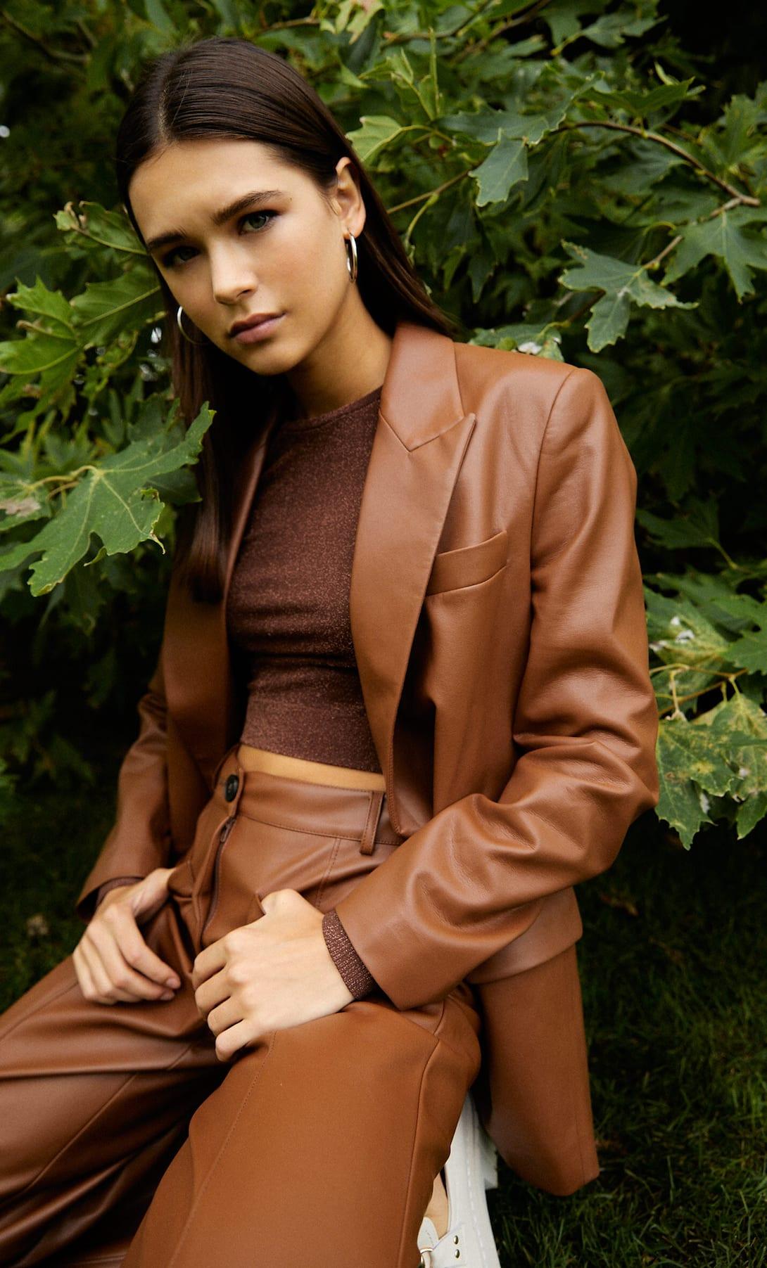 Brown Faux Leather Suit.Brown fashion is back in town. In a big way. Autumnal, retro, animal, corduroy. Yup, it's brown's time to shine this season. If you want some inspiration for how to wear brown and what colours go with brown, then it's all here. We have lots of wearable looks that you can recreate really easily with the clothes you already have or with a few wardrobe updates. | www.kittyandb.com #Brown #Brownaesthetic #FauxLeather #Suit
