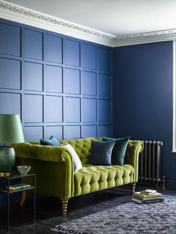 Green and blue living room inspiration| Today we're talking inspiration for adding green to your living room. Green is a really versatile colour to decorate your home with. But, which colours and tones work well? What kind of accessories work with green? This post gives you ideas for pulling together an elegant green colour palette and pieces for your home. Read more: kittyandb.com #greenlivingroom #greencolorpalette #colourfulhomedecor #interiordecoratinginspiration #greenaesthetic #greensofa #statementwalls #blueandgreen