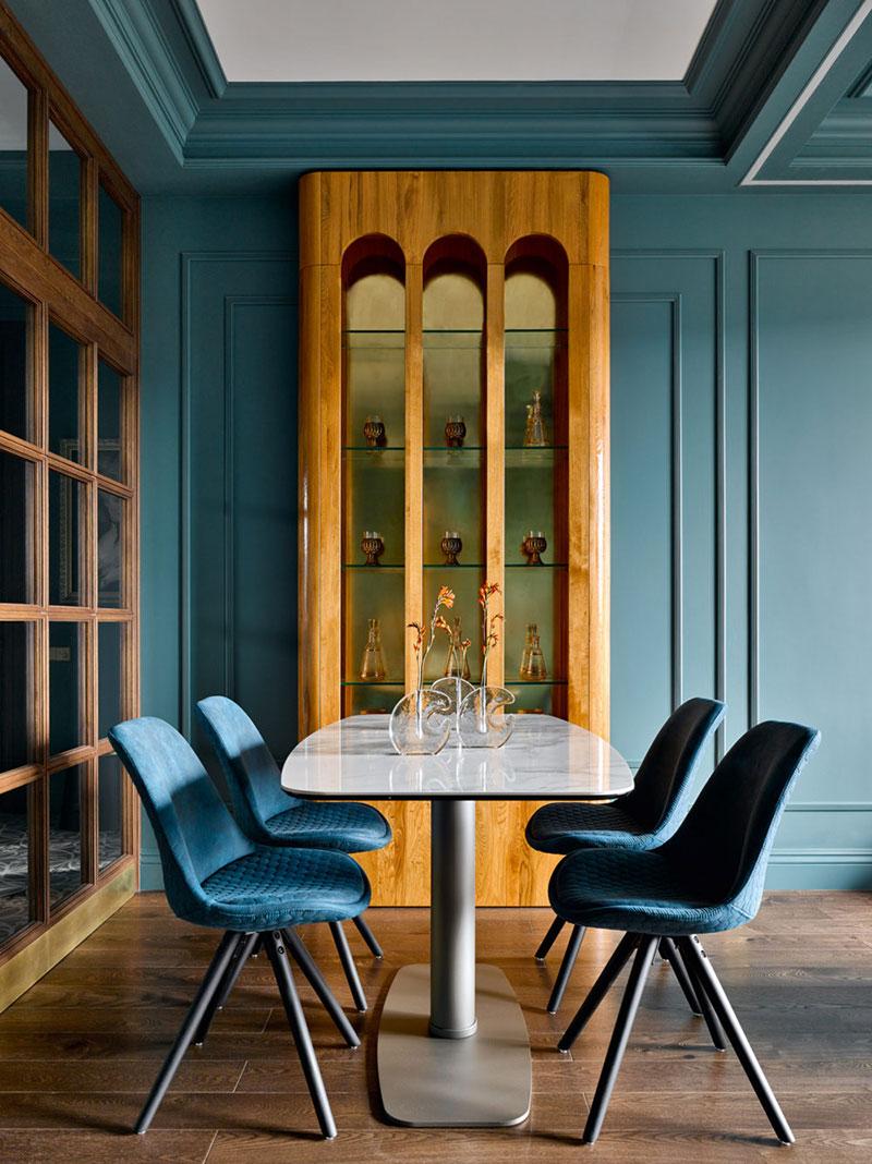 Blue and Natural Wood Tones Dining Room Decor Inspiration| Blue is a really versatile colour to decorate your home with. But, which colours and tones work well? What kind of accessories work with blue? This post gives you ideas for pulling together an elegant blue colour palette and pieces for your home. Read more: kittyandb.com #blueroom #colourfulhomedecor #bluecolorpalette #blueaesthetic #DiningRoom