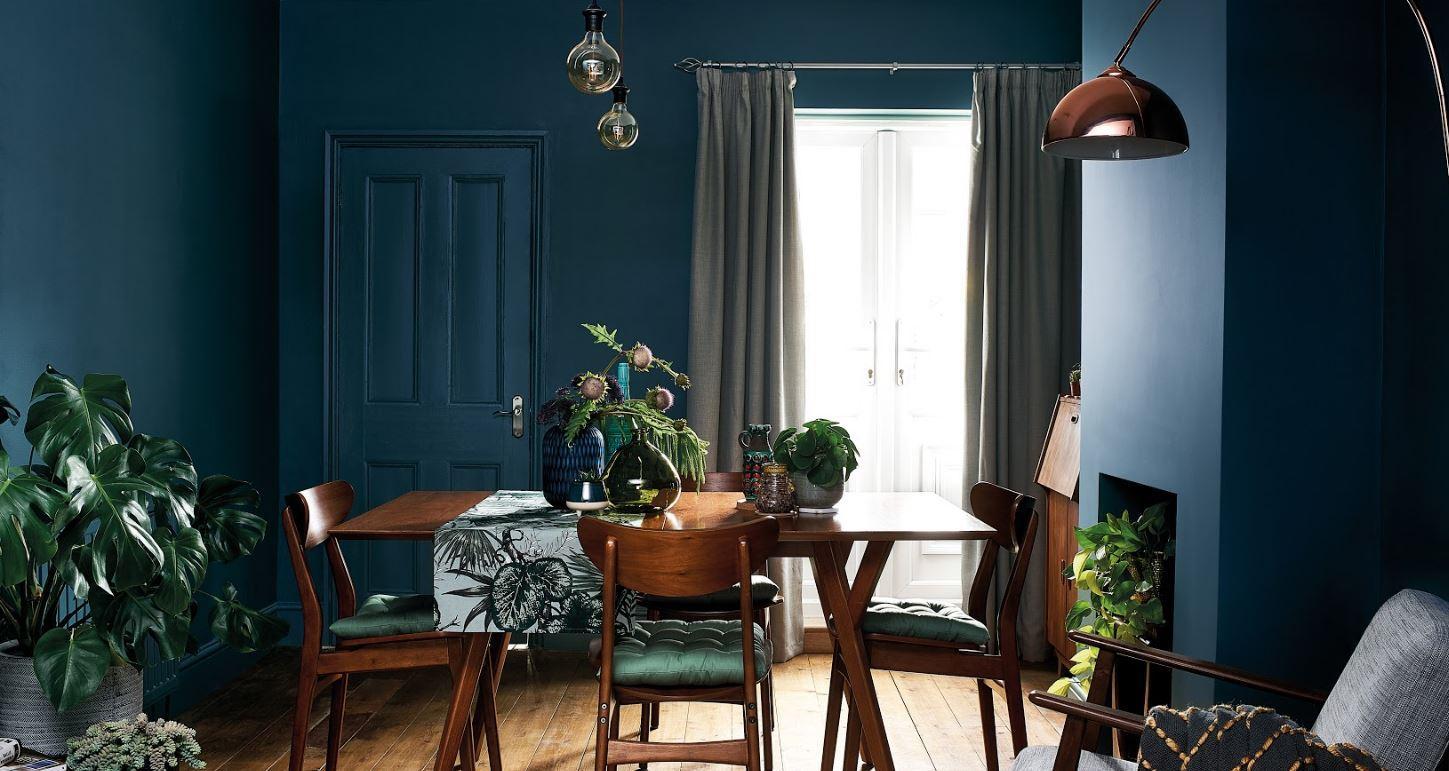Blue Wall Dining Room Decor Inspiration| Blue is a really versatile colour to decorate your home with. But, which colours and tones work well? What kind of accessories work with blue? This post gives you the shades you need to recreate this ombre wall, plus ideas for pulling together an elegant blue colour palette and pieces for your home. Read more: kittyandb.com #blueroom #diningroom #colourfulhomedecor #bluecolorpalette #interiordecoratinginspiration #blueaesthetic