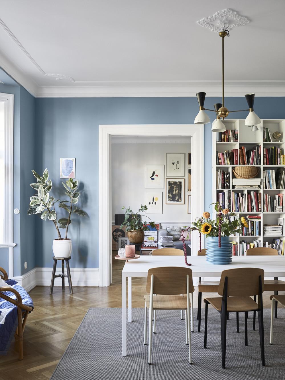 Light Blue and White Dining Room Decor Inspiration| Blue is a really versatile colour to decorate your home with. But, which colours and tones work well? What kind of accessories work with blue? This post gives you ideas for pulling together an elegant blue colour palette and pieces for your home. Read more: kittyandb.com #blueroom #livingroom #BlueAndWhite #colourfulhomedecor #bluecolorpalette #blueaesthetic