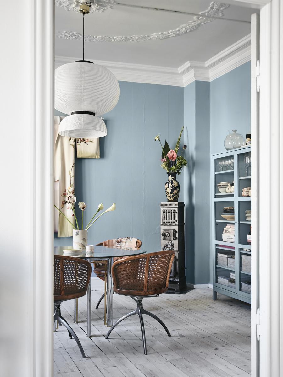 Light Blue and White Dining Room Decor Inspiration| Blue is a really versatile colour to decorate your home with. But, which colours and tones work well? What kind of accessories work with blue? This post gives you ideas for pulling together an elegant blue colour palette and pieces for your home. Read more: kittyandb.com #blueroom #livingroom #BlueAndWhite #colourfulhomedecor #bluecolorpalette #blueaesthetic