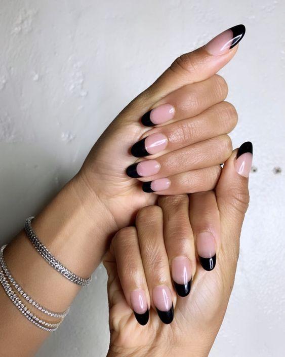 Black French Manicure Tips | We love a classic French manicure, it's elegant and timeless. But, we also love classic with a twist. Here are all the alternative French manicure styles you need | www.kittyandb.com #BlackNails #NailArt #French #Tip #Black #BlackAesthetic